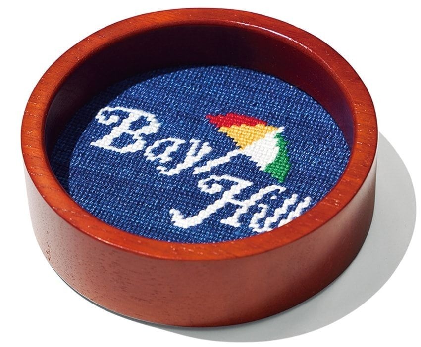 名門ゴルフ場をニードルポイント刺繍で表現した「ベイヒル クラブ＆ロッジ × スマザーズ&ブランソン」の小物入れ。