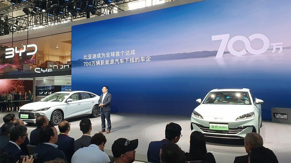北京国際モーターショーでの中国EV最大手BYDの新車発表会。EV化に後れた外資メーカーは中国でのシェアを落としている（時事）