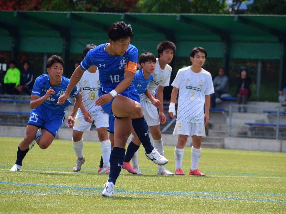 明秀日立MF10竹花龍生が同点ゴールを叩き込む(写真＝会田健司)