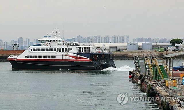 仁川港沿岸旅客ターミナルを出航する旅客船＝30日、仁川（聯合ニュース）