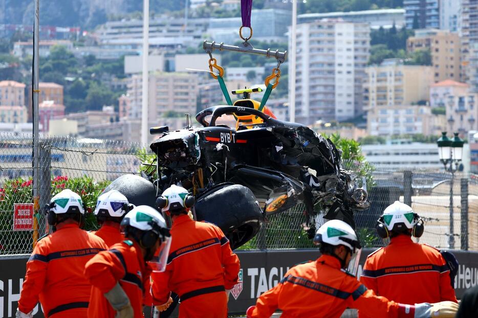 1周目、後方で複数台が絡み、ペレスのマシンが大破する大クラッシュに／Getty Images