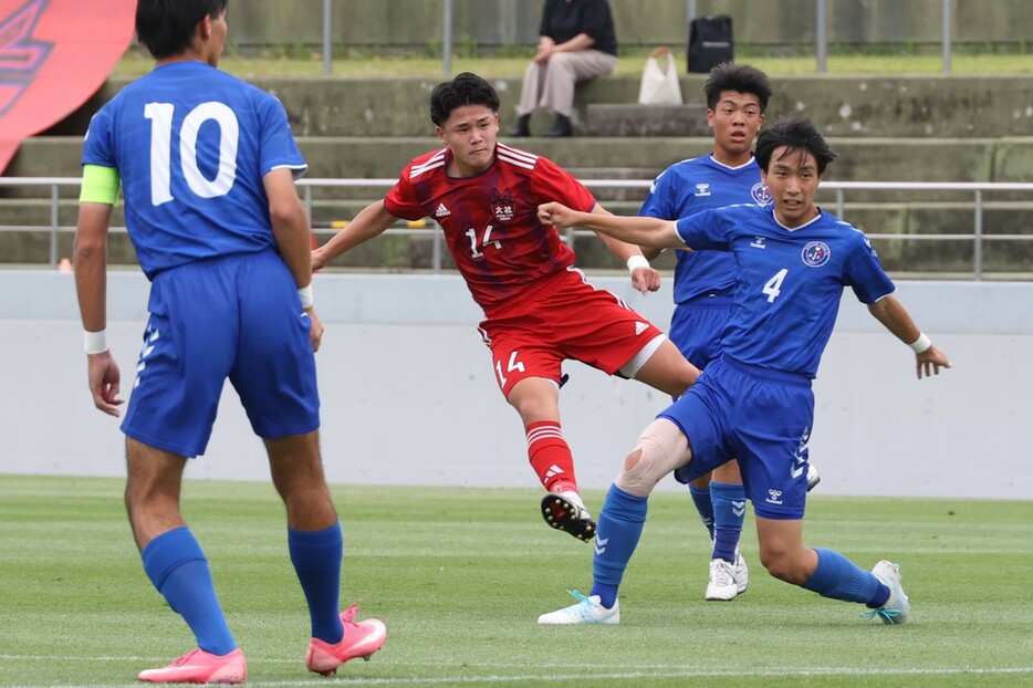 大社高（赤）は後半の決勝点で出雲工高を1-0で下した（写真◎石倉利英）