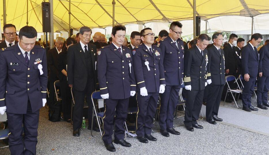 旧日本陸軍特攻隊員の慰霊祭で黙とうする参列者＝3日午後、鹿児島県南九州市