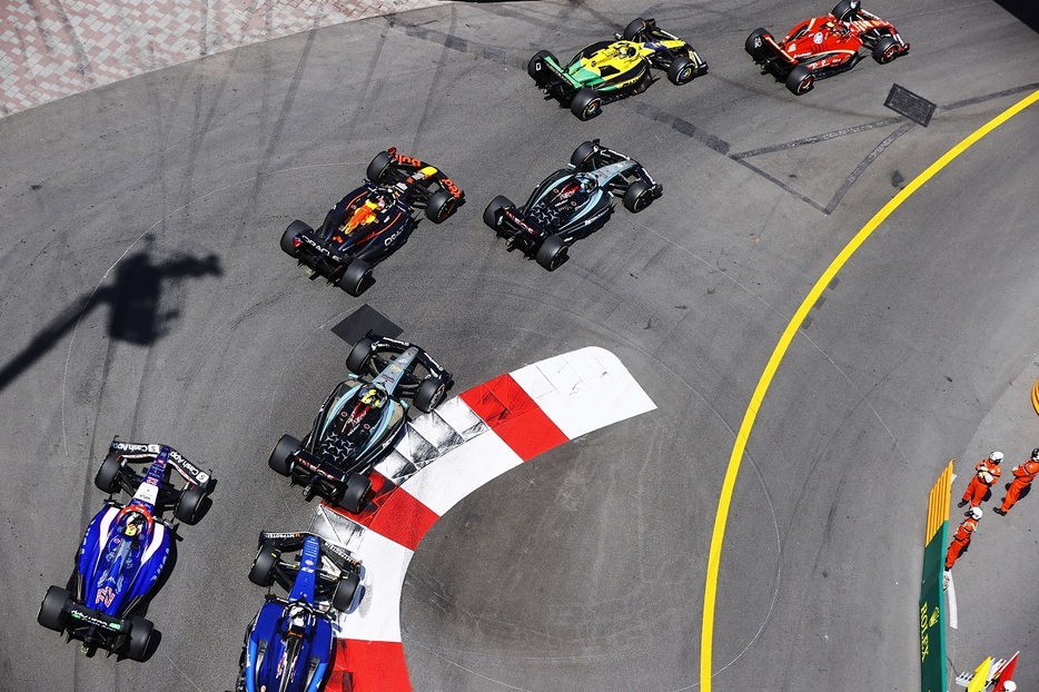 2024年F1第8戦F1モナコGP　メルセデス勢の間を走るマックス・フェルスタッペン（レッドブル）