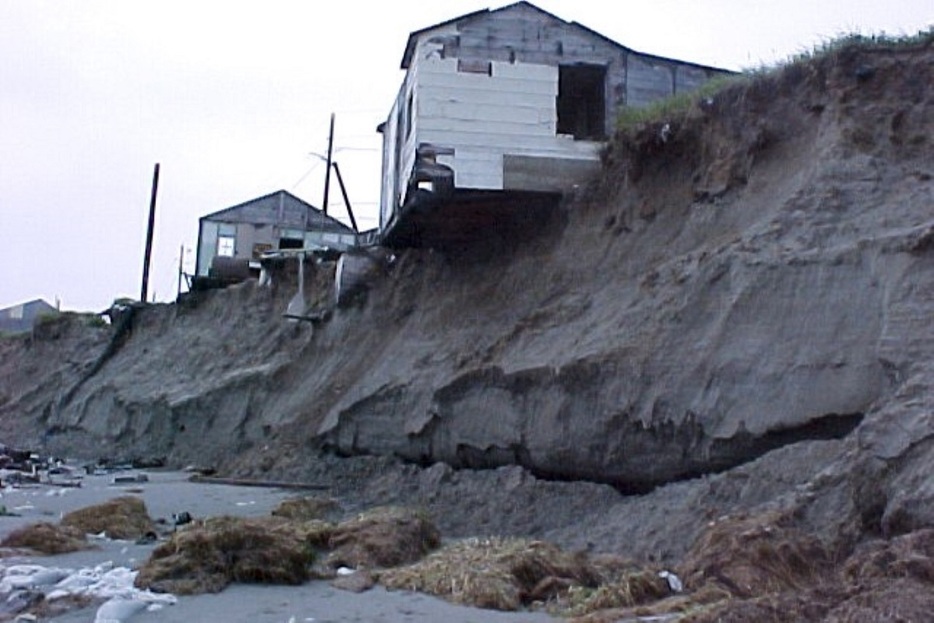 米国アラスカ州では、永久凍土が溶けて海岸線が後退している。海岸近くにあった家は次々と崩落している。