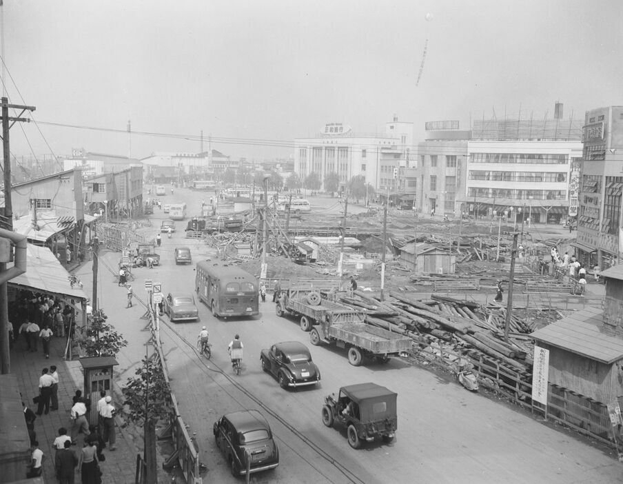 1953（昭和28）年、区画整理を行っている池袋駅前。東京都提供