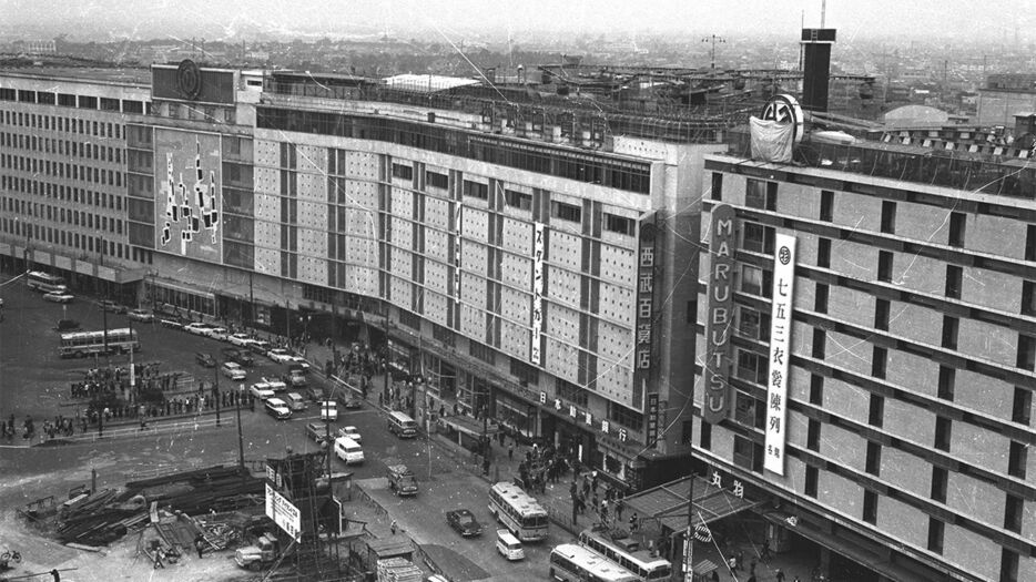 1965（昭和40）年頃の池袋駅東口。西武百貨店が見える（鉄道博物館所蔵）