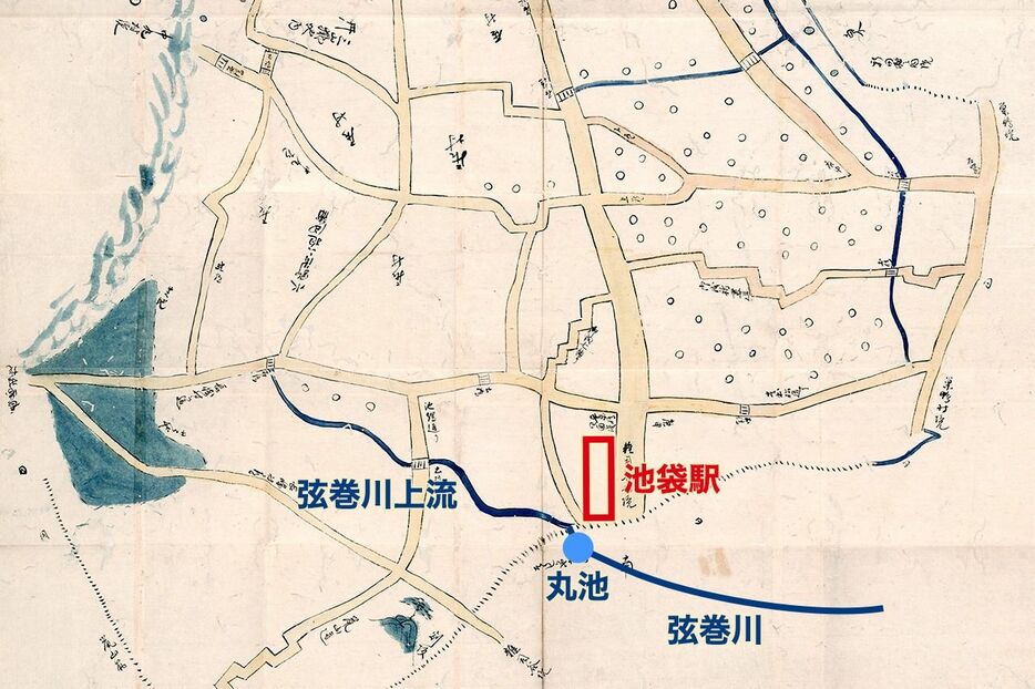 文政期に描かれた『池袋村図』（東京都公文書館所蔵）に丸池と、同池を水源とする弦巻川を書き加えた。丸池は現在のホテルメトロポリタンのあたり。弦巻川は現在は暗渠となっている。