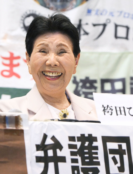 袴田巌さんの再審第15回公判後、記者会見で笑顔を見せる姉ひで子さん＝22日午後、静岡市