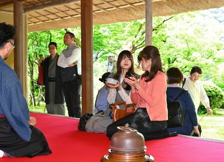 初公開となる邸宅内で茶席を楽しむ参加者ら＝３日午前、神埼市の国名勝「九年庵」