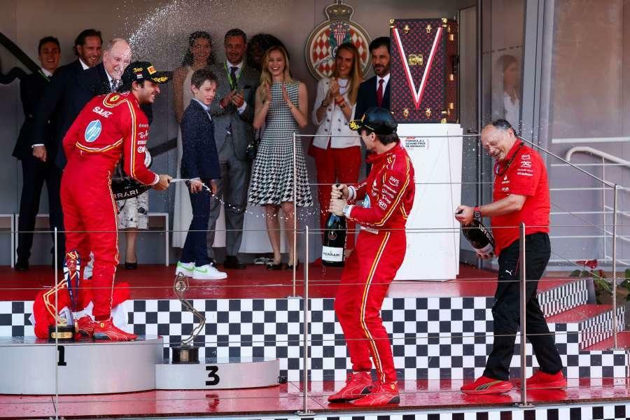 F1モナコGPの表彰台でフェラーリとアルベール公がシャンパンファイトを楽しんだ(C)Ferrari