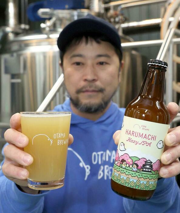オタマブルーイングの新商品「HARUMACHI　Hazy　IPA」を手にする醸造所代表の宮川岳さん