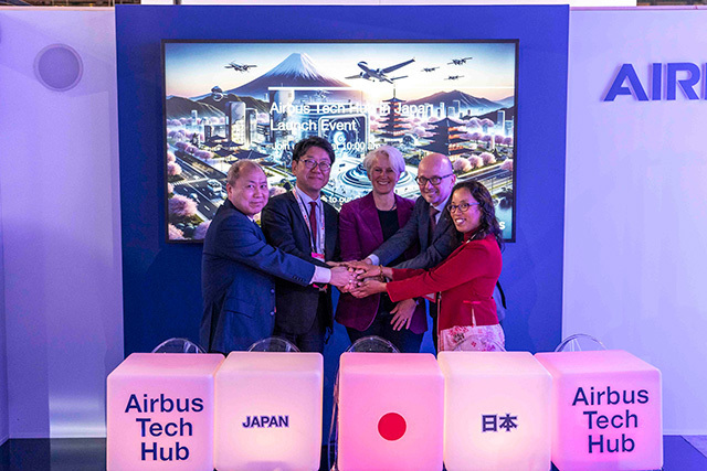 エアバス・テックハブ・ジャパンの開設を発表するエアバス・ジャパンのステファン・ジヌー社長（右から2人目）ら（同社提供）