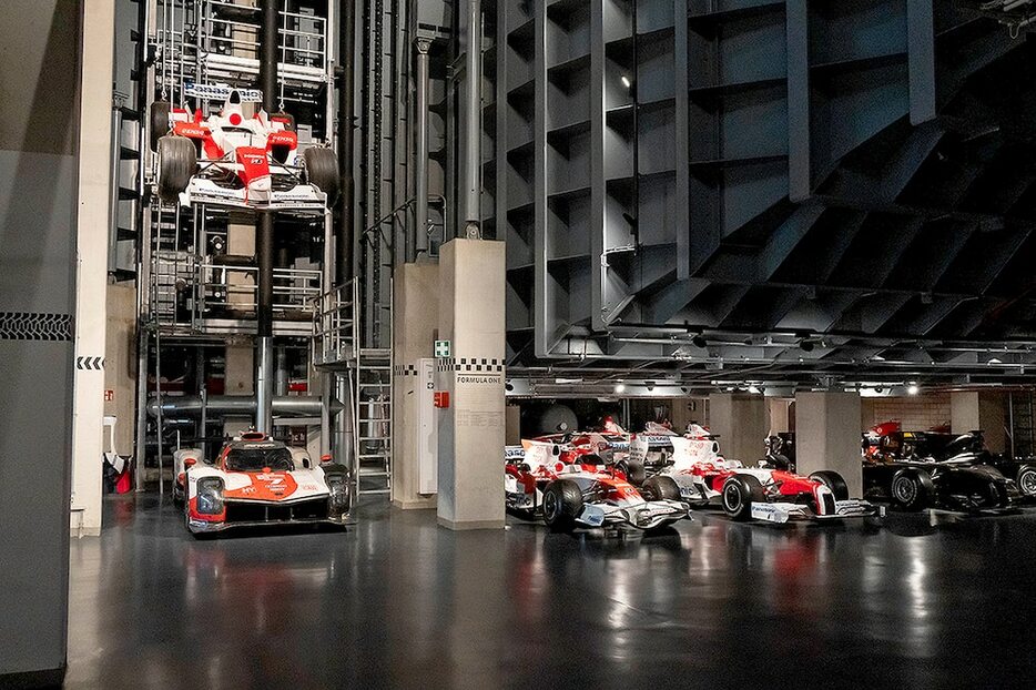 不気味な雰囲気： モータースポーツコレクションは2つの巨大な風洞の下のスペースにある。