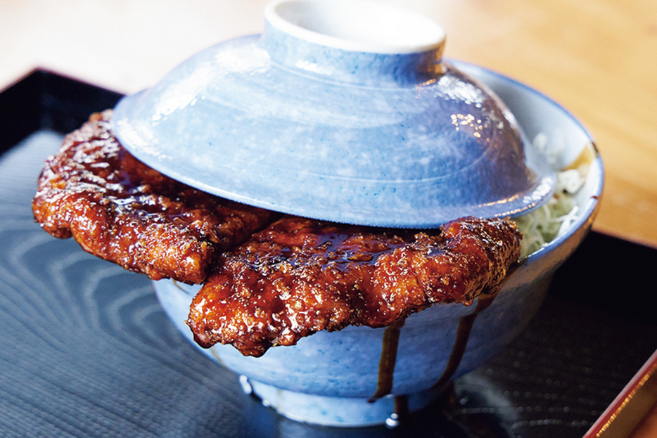 丼からはみ出たビッグサイズが食欲をそそる。特製のカラシソースで味変するのも◎。1,300円。