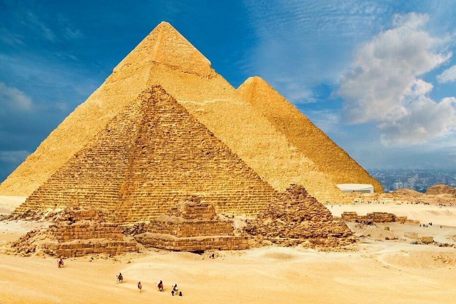 有名なギザの三大ピラミッドとそれに付随する埋葬施設は、紀元前2550年ごろから紀元前2490年ごろの間に造られた。各ピラミッドの建造者は、写真の手前から順番にメンカウラー王、カフラー王、クフ王だ。（Photograph by Cordon Press）