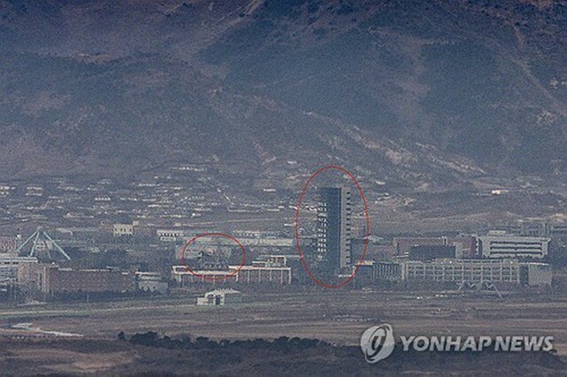 昨年12月撮影。韓国北部の境界付近から望む開城工業団地。左の赤い円は北朝鮮が爆破した南北共同連絡事務所、右の円は爆破で損壊した総合支援センター（資料写真）＝（聯合ニュース）