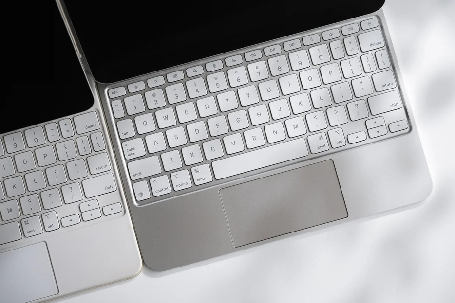 左から、iPad Pro(M1)とMagic Keyboard、最新モデルのiPad Pro(M4)とMagic Keyboard