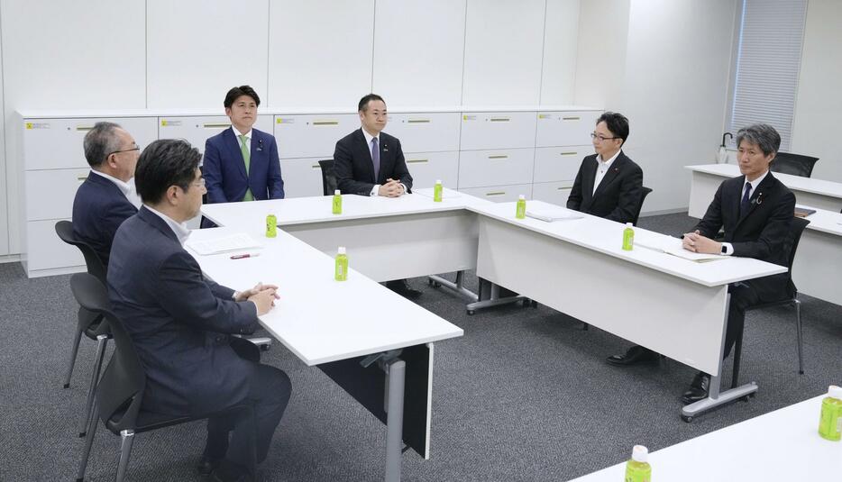 国会内で開かれた自民党と公明党の実務者協議＝8日午後