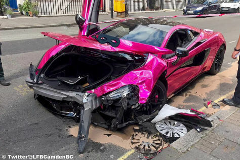 ロンドンの街中でピンクのマクラーレン 570SがVWゴルフと衝突事故をおこした。
