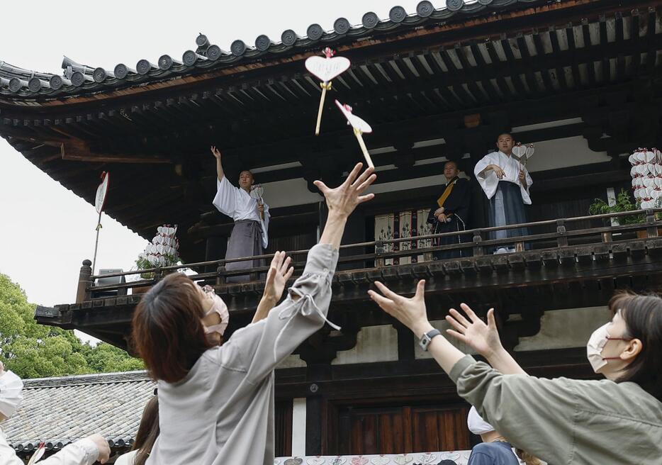 奈良市の唐招提寺で行われた伝統行事「うちわまき」＝19日午後