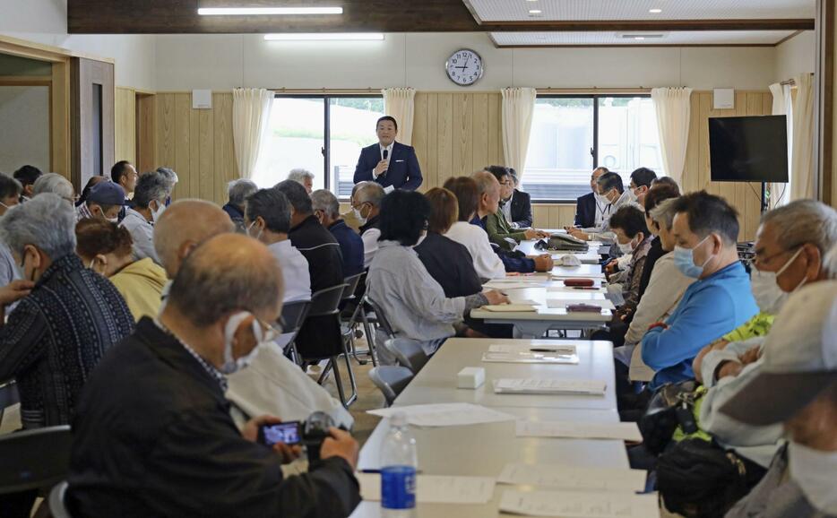 福島県飯舘村が開いた帰還困難区域に関する住民説明会＝12日午前、飯舘村