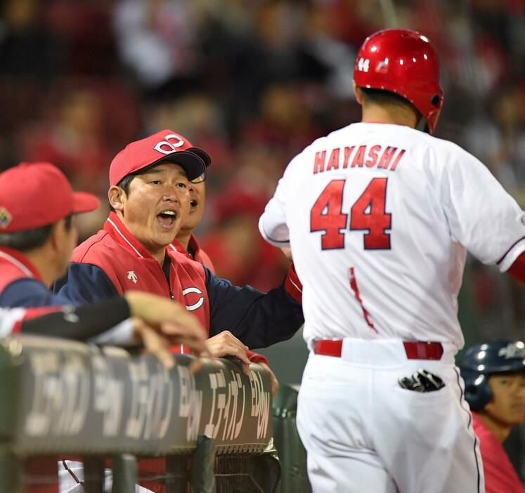 ８回、四球を選んだ林を出迎える新井監督＝２８日