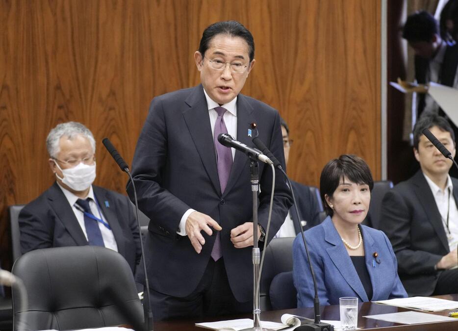 参院内閣委で答弁する岸田首相。機密情報の保全対象を経済安全保障分野に広げる新法案が与野党の賛成多数で可決された＝9日午後