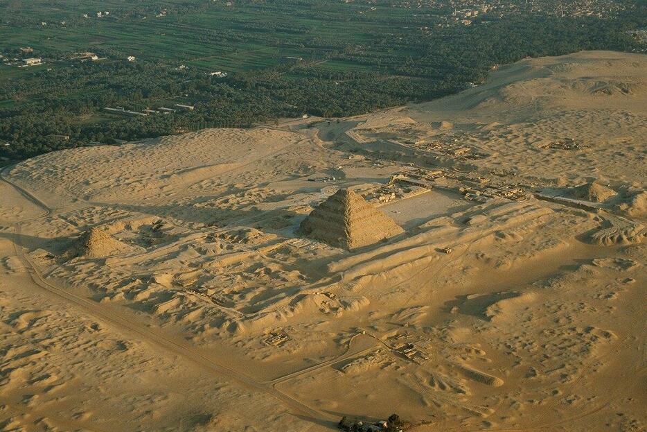 ジェセル王の階段ピラミッドの空撮写真。今は砂漠の中にあるが、すぐそばに灌漑農場がある。（PHOTOGRAPH BY KENNETH GARRETT, NAT GEO IMAGE COLLECTION）