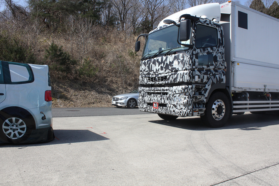 大型トラック・バスへの衝突被害軽減ブレーキ装着の義務化は2014年から始まっている。