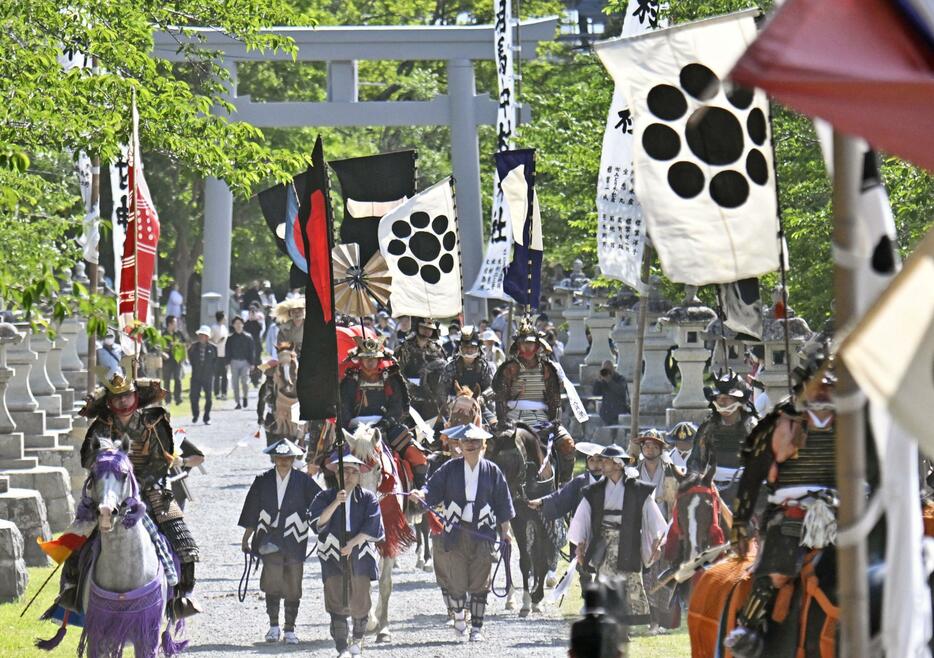 相馬中村神社に集まった騎馬武者＝25日午前、福島県相馬市