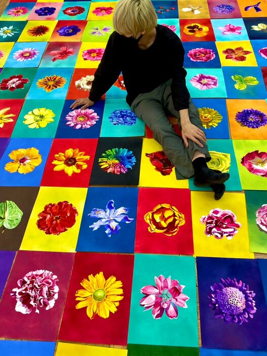 華やかな色彩で描かれた花々。東京芸術大学の100枚ドローイングという課題で、流太さんが提出した作品。