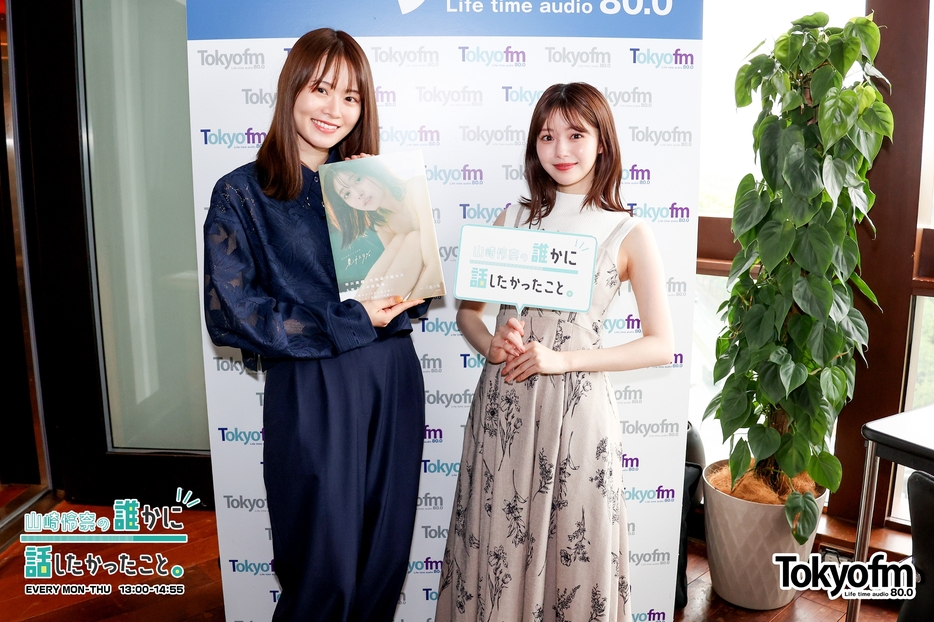 （左から）パーソナリティの山崎怜奈、市川美織さん