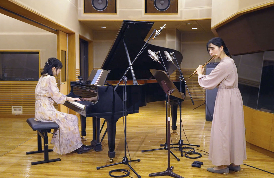 イメージ曲を収録する作曲者でピアノを担当する林そよかさん（左）と関西フィルハーモニー管弦楽団首席フルート奏者の椎名朋美さん＝2月、大阪市北区