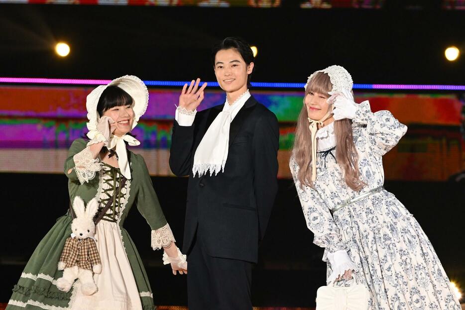 ファッション＆音楽イベント「Rakuten GirlsAward 2024 SPRING／SUMMER」に登場した（左から）蒔田彩珠さん、窪塚愛流さん、橋本愛さん