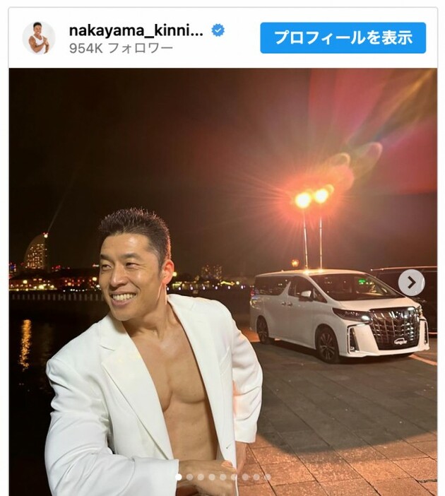 なかやまきんに君、スーツからのぞく筋肉を披露　※「なかやまきんに君」インスタグラム