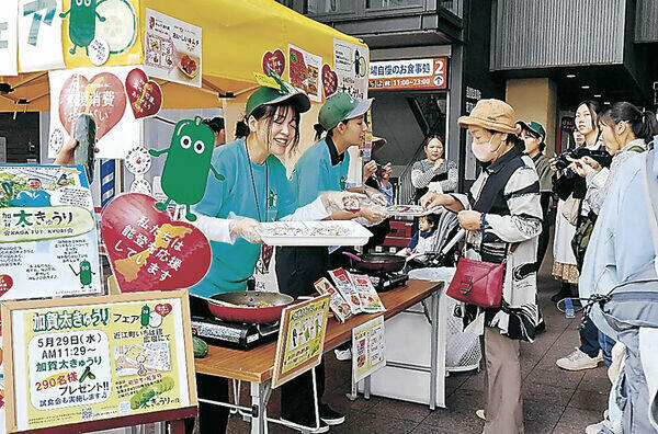 加賀太きゅうりの試食をすすめる主催者=金沢市の近江町いちば館