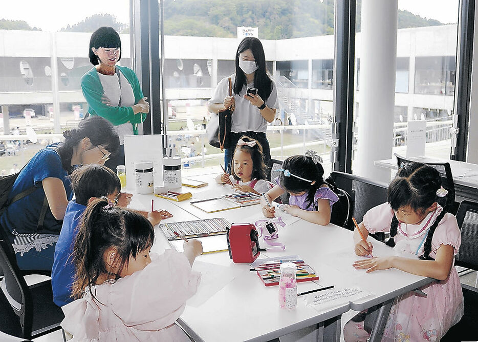 ぬりえを楽しむ子ども＝氷見市芸術文化館