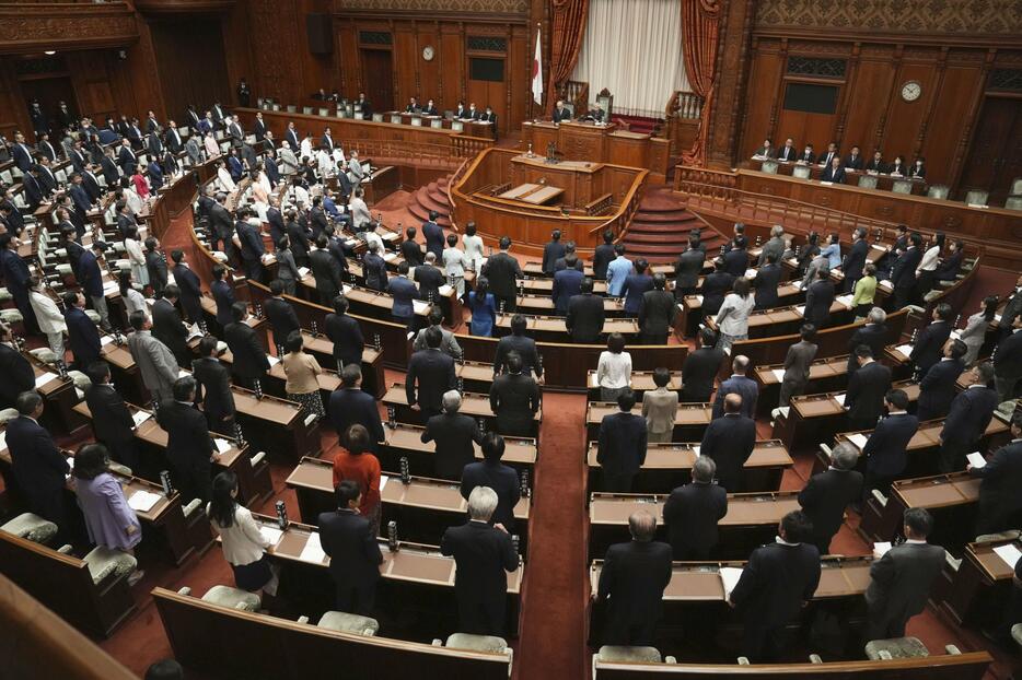 都市緑地法などの改正法が可決、成立した参院本会議＝22日午前