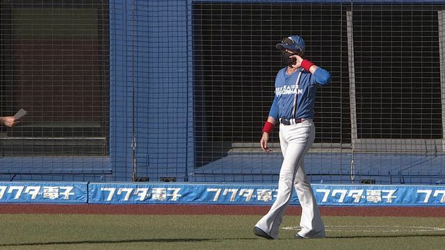 投手交代を告げる日本ハムの新庄剛志監督