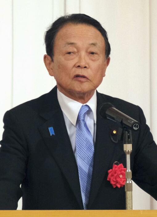 輿石東氏のパーティーであいさつする自民党の麻生副総裁＝12日午後、東京都内のホテル