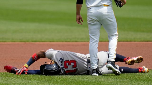 左膝を負傷し、グラウンドに倒れるアクーニャJr.選手(写真：AP/アフロ)