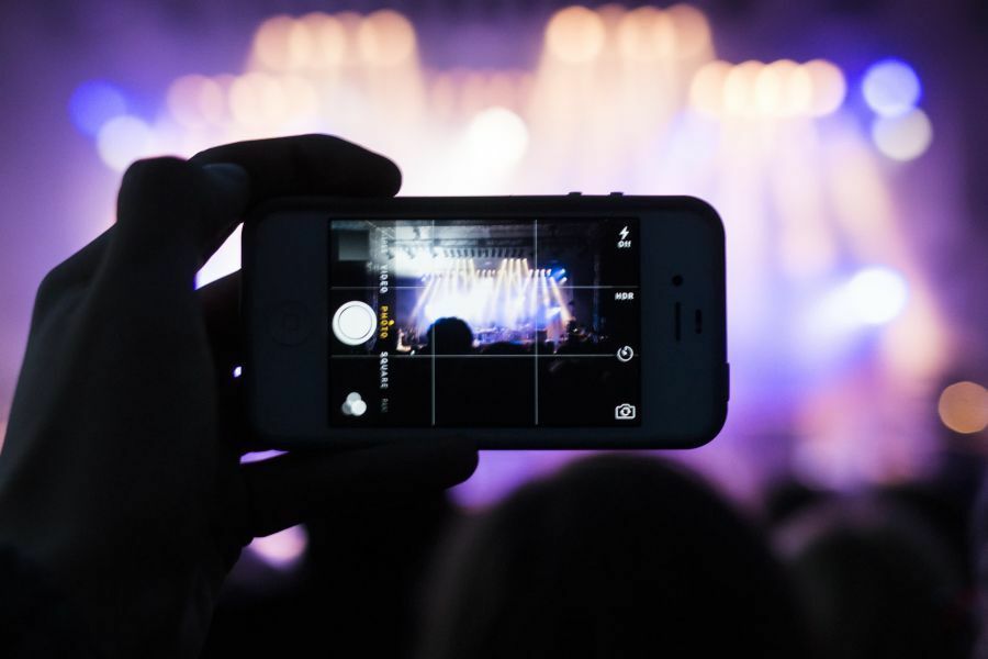 せっかくのステージが、前の人のスマホによって視界をふさがれてしまうことも……（PHOTO：アフロ）