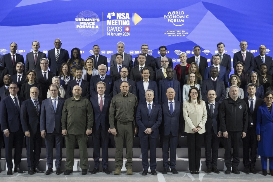 1月、「平和の公式」を巡る会合に出席したウクライナのイエルマーク大統領府長官（最前列の左から6人目）ら参加者＝スイス・ダボス（Gian　Ehrenzeller/Keystone提供・AP＝共同）