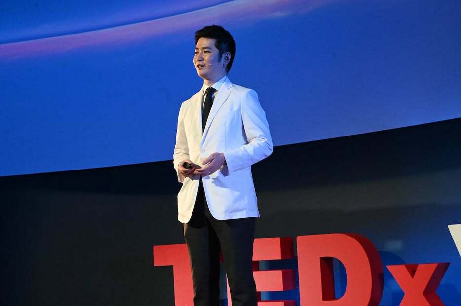 ブルガリアで開催された「TEDxVitosha 2024」で話す沖山翔氏