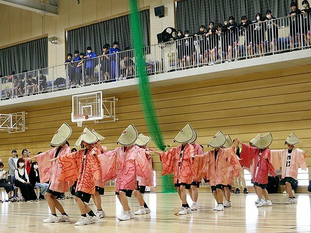 おわら踊りを披露する女子バスケットボール部の生徒＝富山市八尾中学校