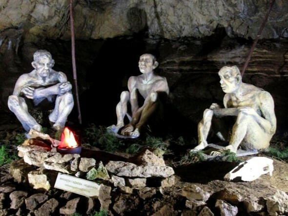 ネアンデルタール人の遺伝子を保有した4万5000年前の現生人類の遺骨が発掘されたブルガリアのバチョ・キロ洞窟。当時の生活像を再現した彫刻品が展示されている=ウィキペディア