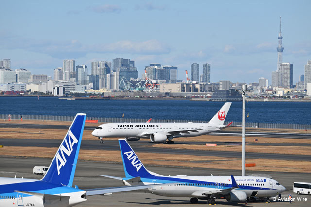 4月の定時到着率が好調だったJAL（奥）とANA＝PHOTO: Tadayuki YOSHIKAWA/Aviation Wire