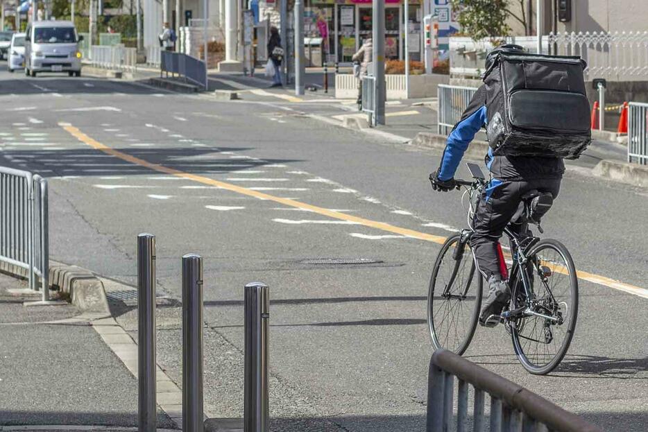 道路の真ん中に引かれている黄色のライン。これは原則踏んで（はみ出して）はいけないもので、この線からはみ出しての追い越しや車線変更は禁止されている。しかし、追い越し禁止場所に関する条文には、自転車などを抜くときは問題ないと明記されているのだ。