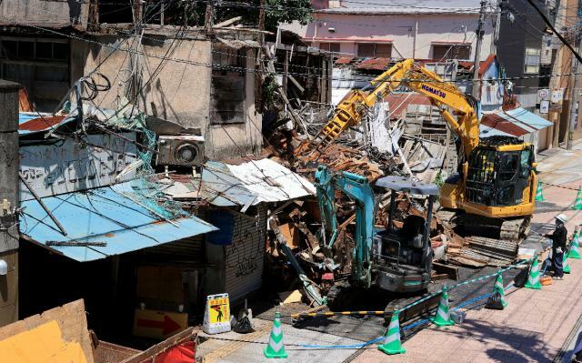 取り壊される「青空ショッピングセンター」の建物＝２９日午後、宮崎市上野町